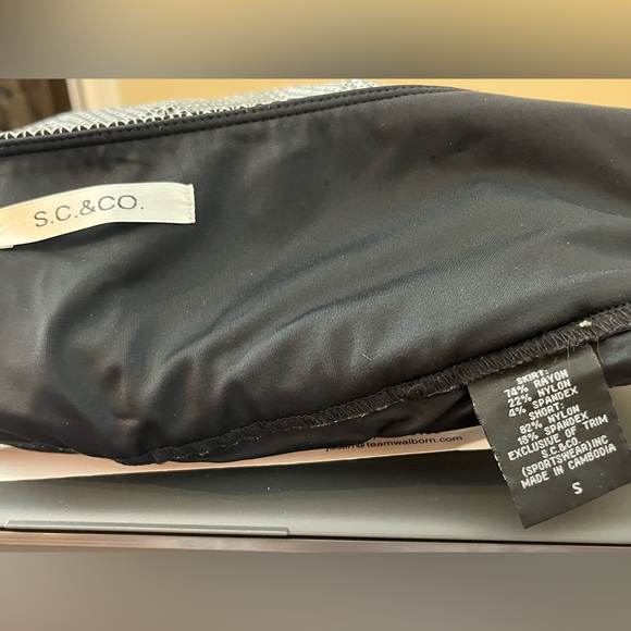 Black and white skort. Size small. Very comfy and fun to wear - Picture 5 of 5